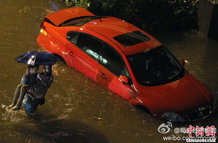 北京暴雨见证真情.jpg