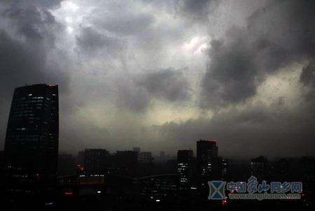 北京突降暴雨白昼如黑夜.jpg