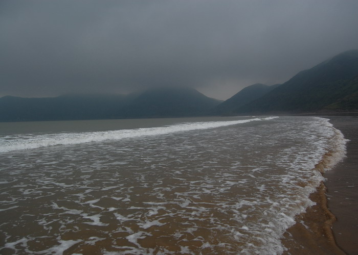 如果说有雨的江南行是浪漫的，那么狂风大雨中的渔岛行是激情的。