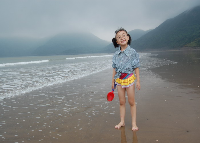 拿起沙铲，垒起座座城堡，任海浪冲涮抹平，