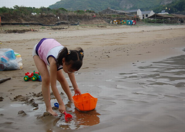 拿起沙铲，垒起座座城堡，任海浪冲涮抹平，