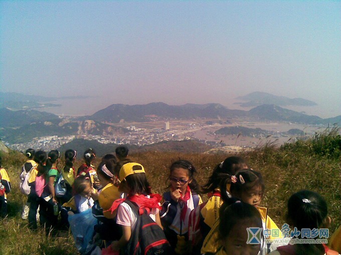 老师在向学生讲解石浦的地理风情