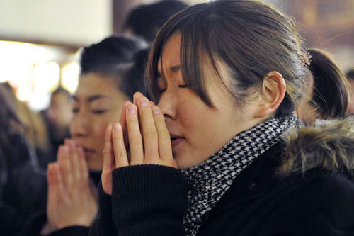 日本妇女在东京一座佛教寺庙为新一年祈求。