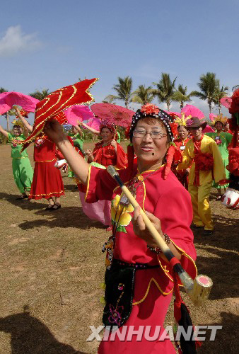 群众在火凤凰广场表演