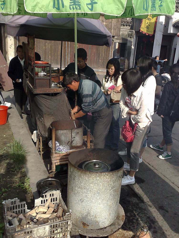 买小馄饨还要排队，太好吃了我吃了两碗呵呵