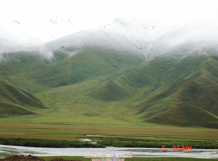 草原与雪山