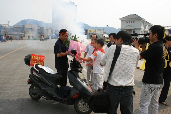 5学生向闲人献花.jpg