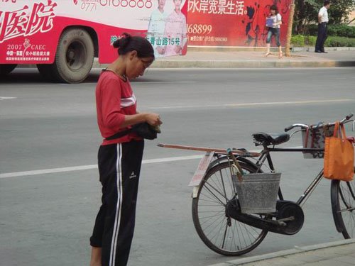 一个让人动容的捐款人，不用质疑，她，就是一个农民工！