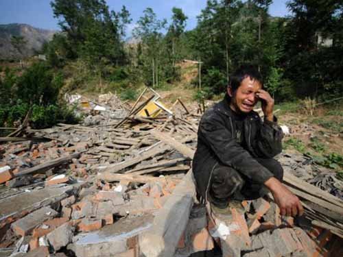 一位村民因3位家人生死不明而焦急痛哭。这个时候，一辈子营建的家在哪里？