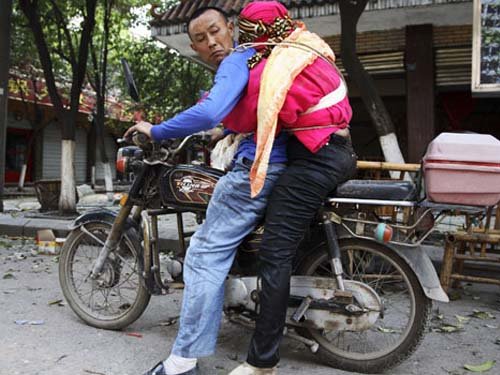 在地震中痛失妻子的男子用绳子将妻子的尸体绑在背部，送她去太平间。在极大悲痛的折磨中，他努力 ...