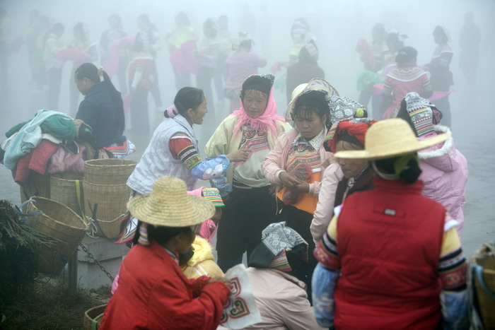 云层中欢歌跳舞的多民族妇女.jpg