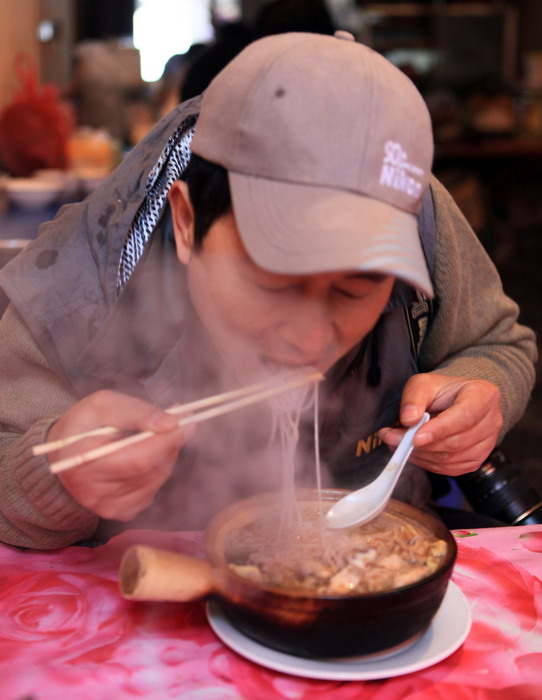 东海水一天只吃2餐，狼吞虎咽中.jpg