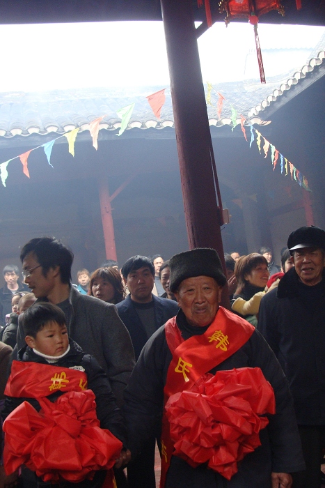 历时七代的祖......孙俩的手紧紧相握