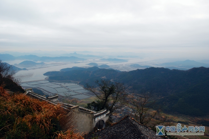 大岩石上看下去