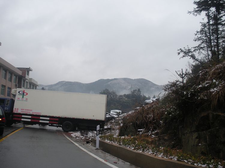 第二天回来的路上碰到的被陷大货车~~.jpg