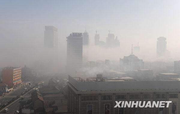 烟台市区建筑被云雾笼罩