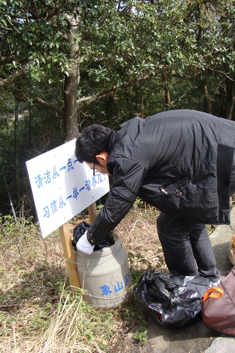 “装备”齐全而不愿留名的小伙子