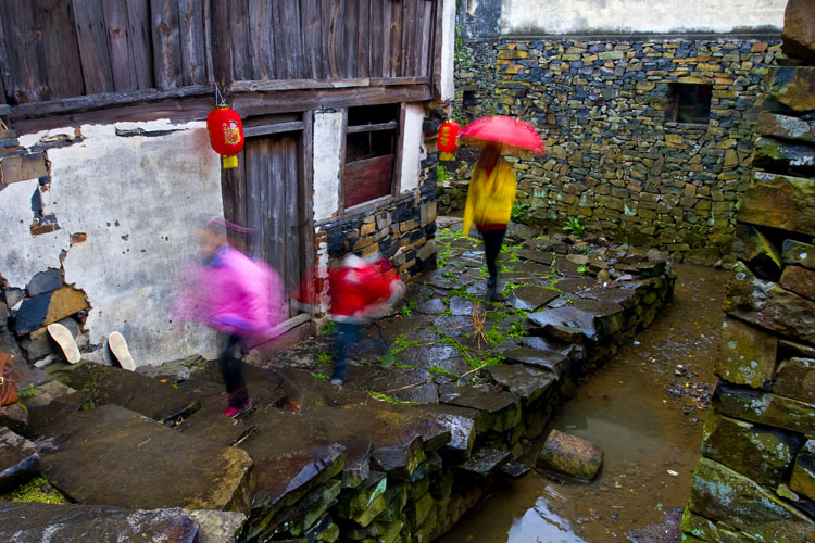 6雨后山村.jpg