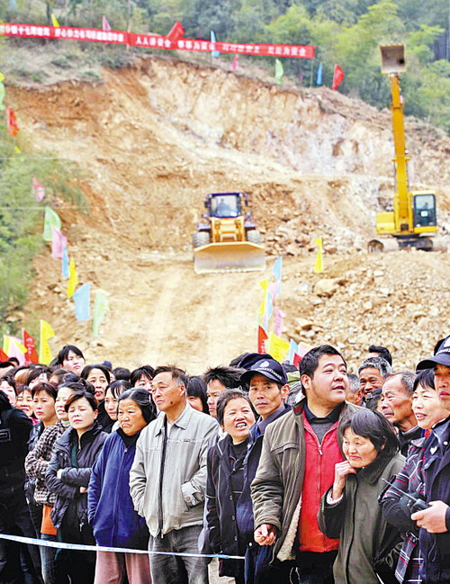 村民们把大山脑隧道开工现场围得水泄不通