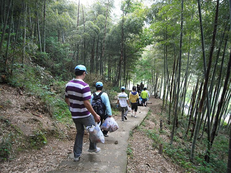 带着垃圾下山