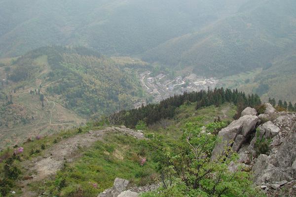 尖铃头村在群山围绕中显的特宁静.