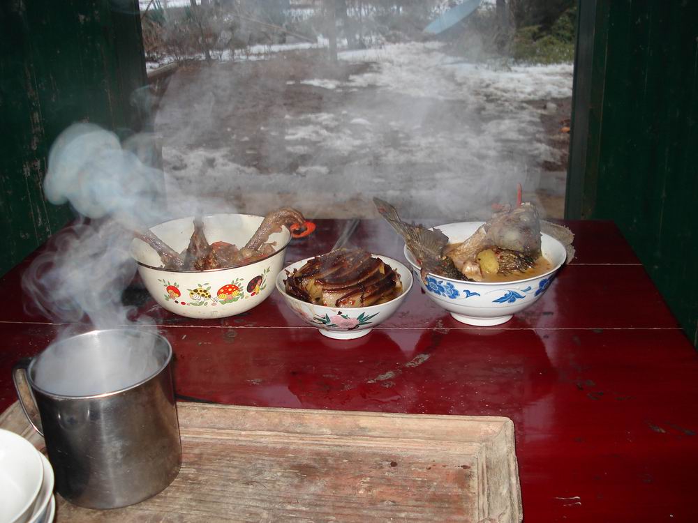 老家的风俗，在每年的大年三十一定要祭祀先辈们，祝愿他们在天堂幸福、快乐，也祈求他们能保佑我们平安、健