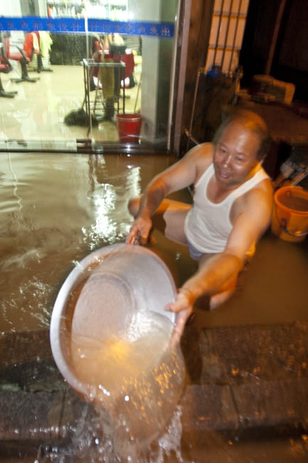 门店进水了，居民在灾后自救