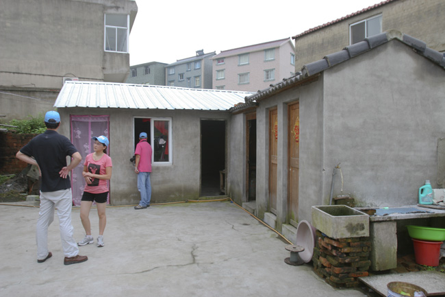 搭建在道地的小厨房和甑**的小屋