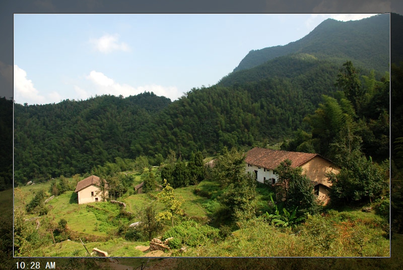 10:28上了一个小山坡可以看到无人村全景