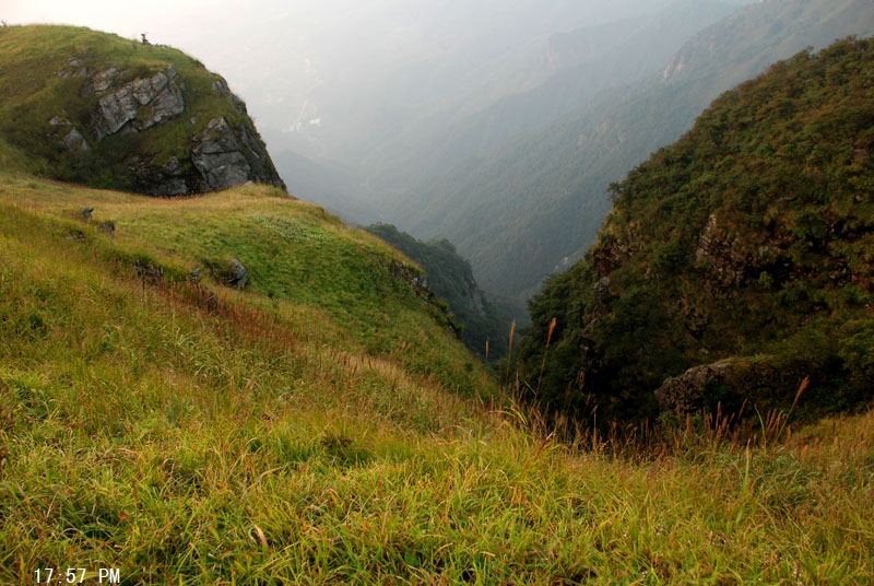 67 17.57这里是一处高山悬涯,担心后面的两个队伍天黑下来是否安全.jpg