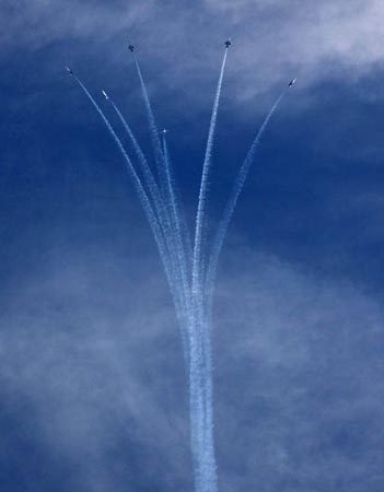 六架歼-7GB飞机完成空中造型.jpg