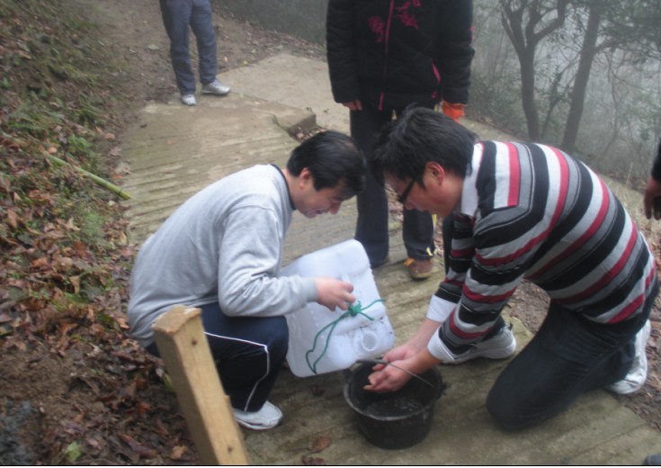 这位大哥一直等在那里给我们供水！