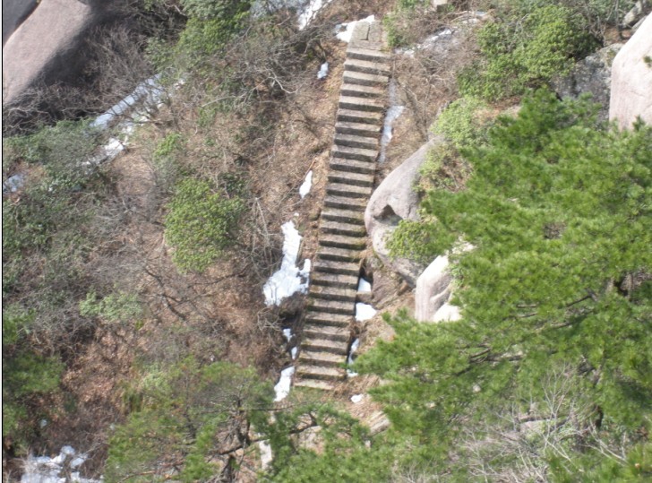 这是以前上山的崎岖小道！~