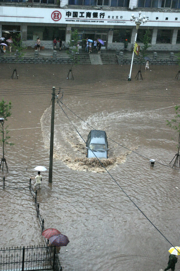 水还在洪水里