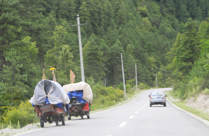 朝拜藏民的后勤保障车