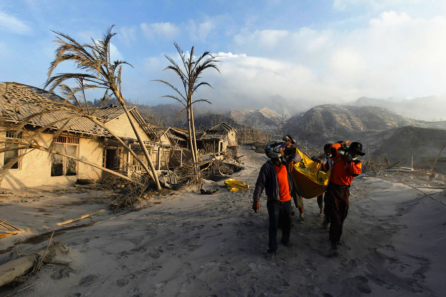 当地时间10月26日，默拉皮火山喷发瞬间。