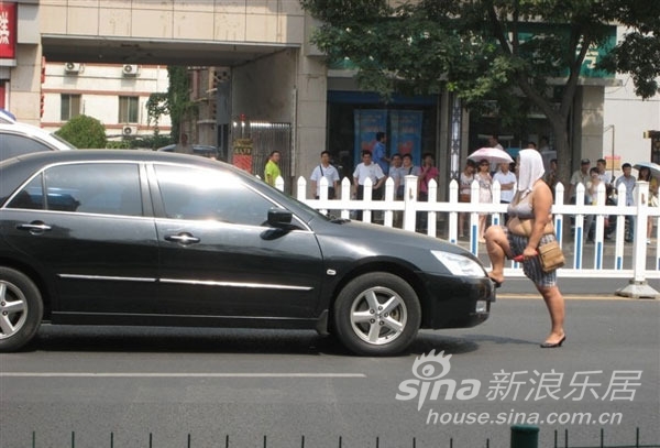 最给力：穿梭在西安北大街车流中的女性“马路收费员.jpg